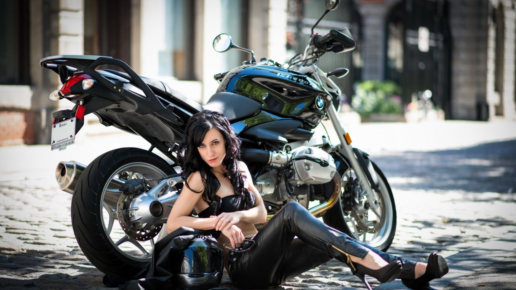 Fresh photos, fresh mood — European women on bikes online in Santiago