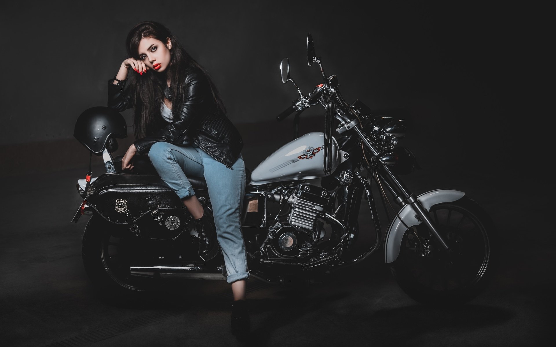 Biker girls: style and drive brings the glow — live moments in Santiago